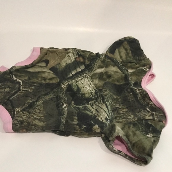 Browning Pink and Camouflage onesie with logo - Picture 3 of 4